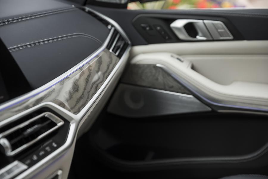 Детали интерьера BMW X7 xDrive40i Design Pure Excellence (G07) 2019 года  (NA) (фото 13 из 42)